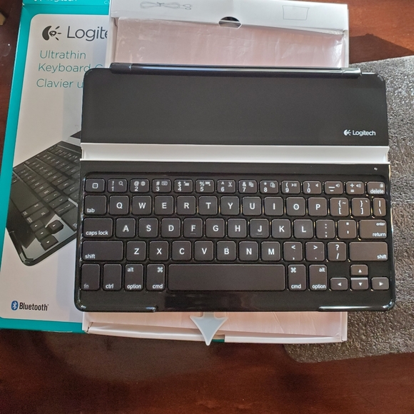Logitech ultralight ipad bluetooth keyboard - Picture 1 of 6